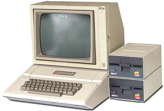 An old computer with a keyboard and mouse

Description automatically generated
